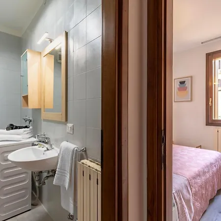 Domus Civico 16 شقة